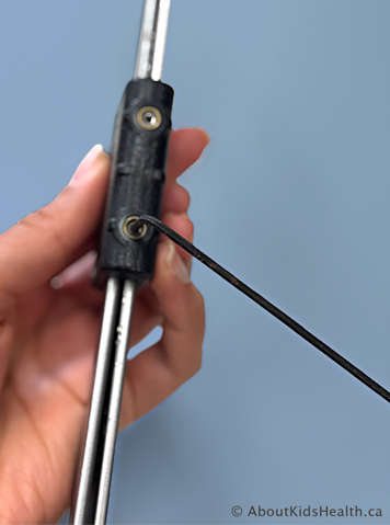 Tightening the bar using a hex wrench or Allen key
