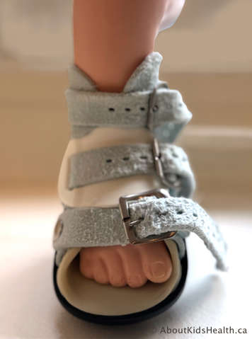 Showing a foot in the boot when using a silicone pressure saddle on the middle strap