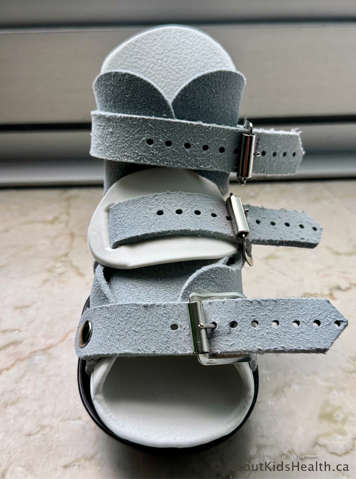 Using a silicone pressure saddle on the middle strap to alleviate pressure