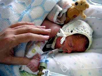 Bébé qui porte un bonnet et ventilateur