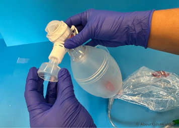 Stoma mask being connected to the manual resuscitation bag