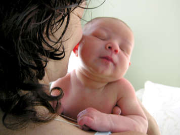 Mère aux cheveux foncés et son bébé