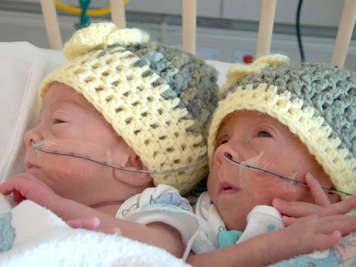 Jumeaux prématurés avec des tuques tricotées