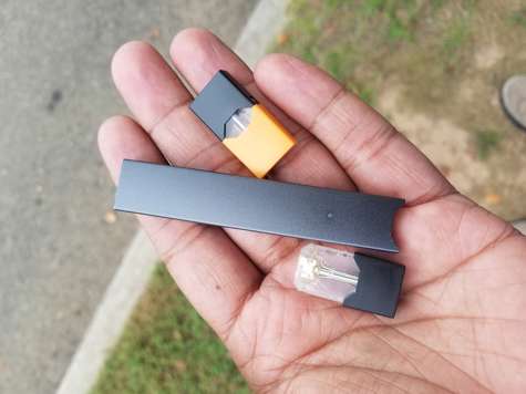 Small vaping device that looks like a flash drive